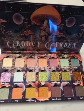 ER Groovy Garden Eyeshadow Palette